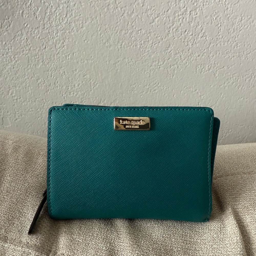 Kate Spade Green compact Wallet w zipper coin slots
